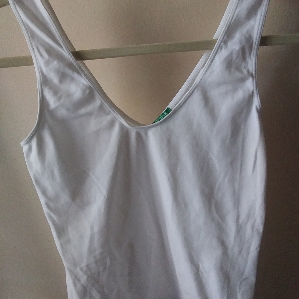 Cute (super soft) 🌞 scoopneck white tank
